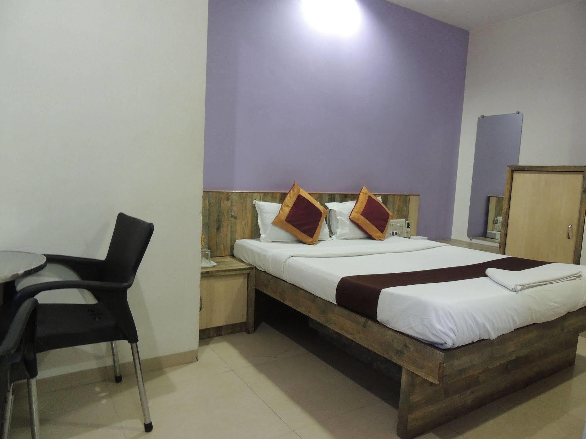 Fabhotel Galaxy Suite Bombay Esterno foto
